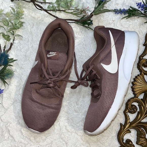Nike Tanjun Mauve Sneakers - Picture 1 of 6